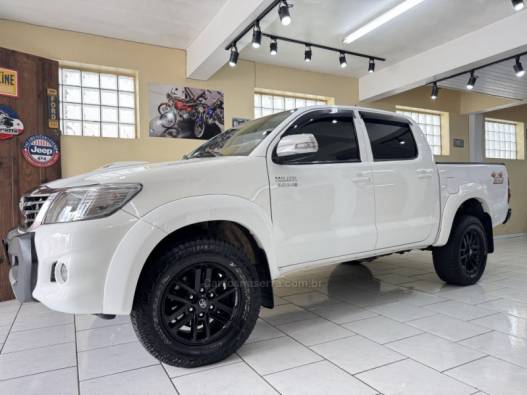 TOYOTA - HILUX - 2014/2014 - Branca - R$ 141.900,00