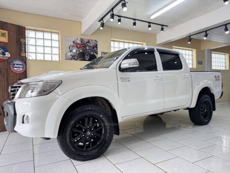 TOYOTA - HILUX - 2014/2014 - Branca - R$ 141.900,00