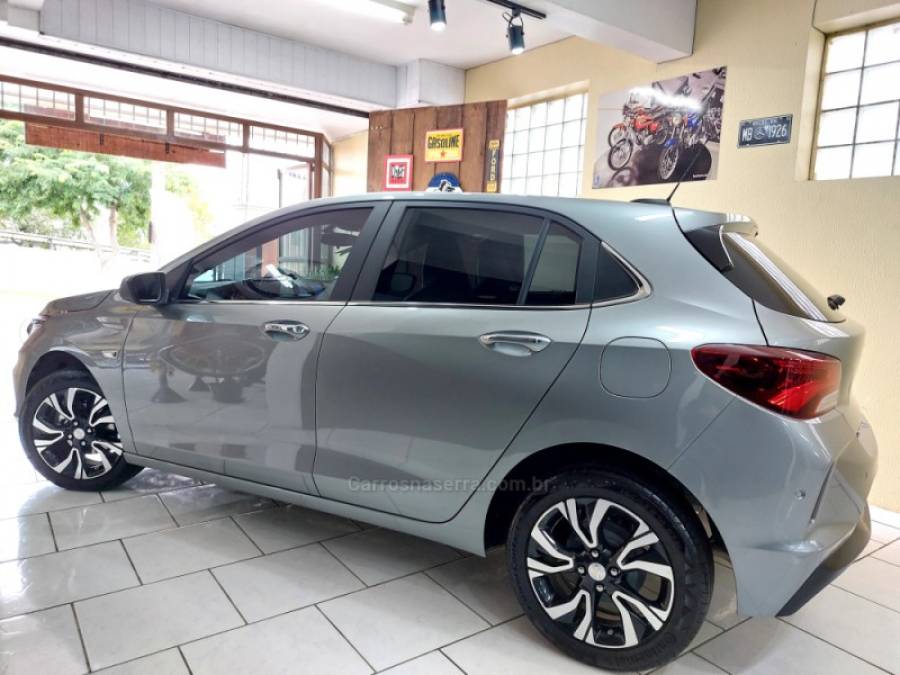 CHEVROLET - ONIX - 2023/2024 - Cinza - Sob Consulta