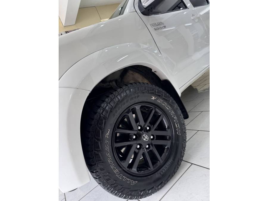 TOYOTA - HILUX - 2014/2014 - Branca - R$ 141.900,00