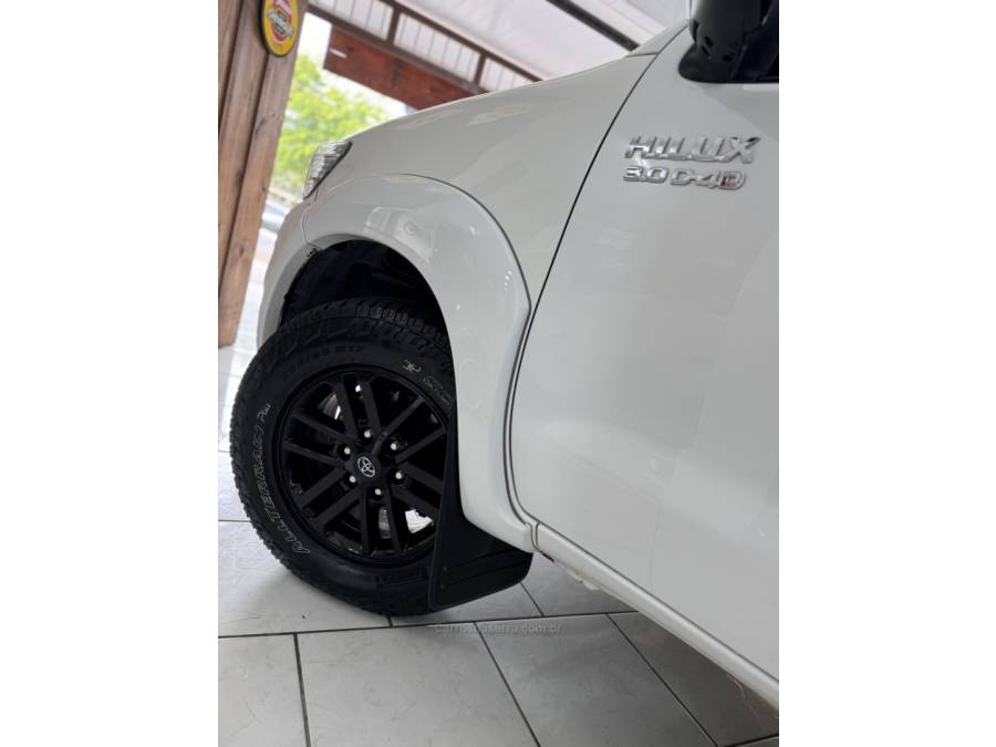 TOYOTA - HILUX - 2014/2014 - Branca - R$ 141.900,00