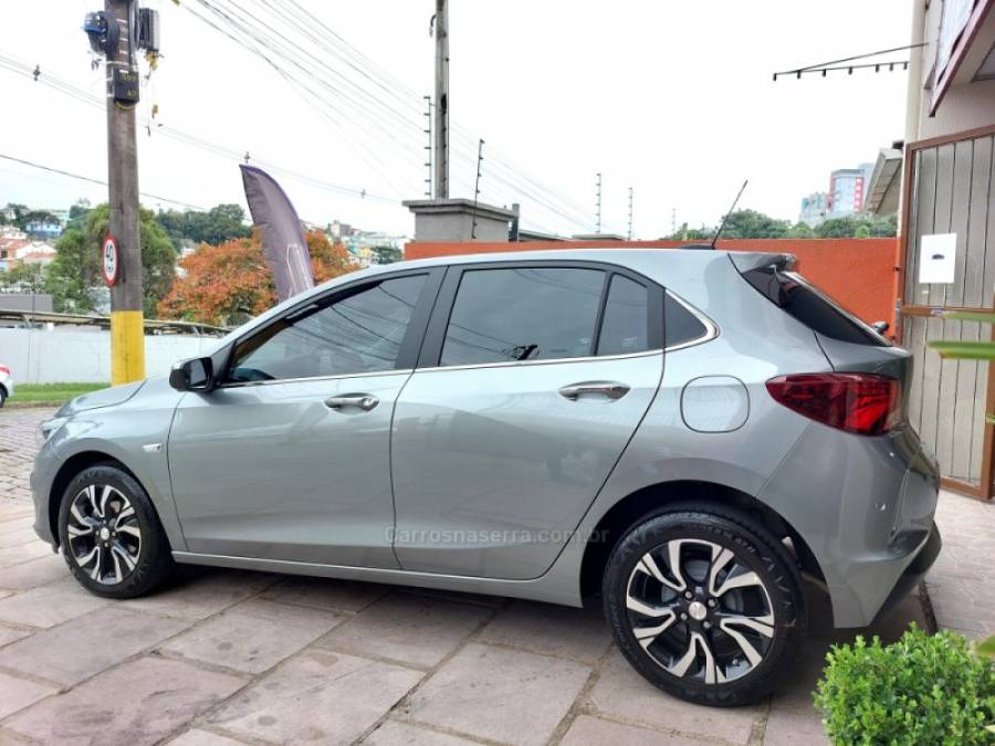 CHEVROLET - ONIX - 2023/2024 - Cinza - Sob Consulta