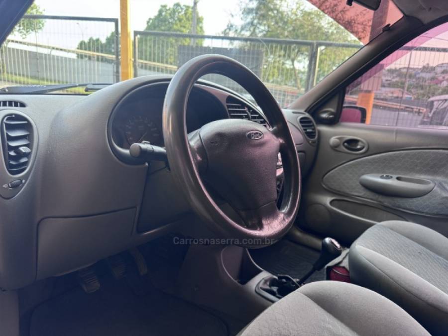 FORD - FIESTA - 2000/2000 - Verde - R$ 15.900,00
