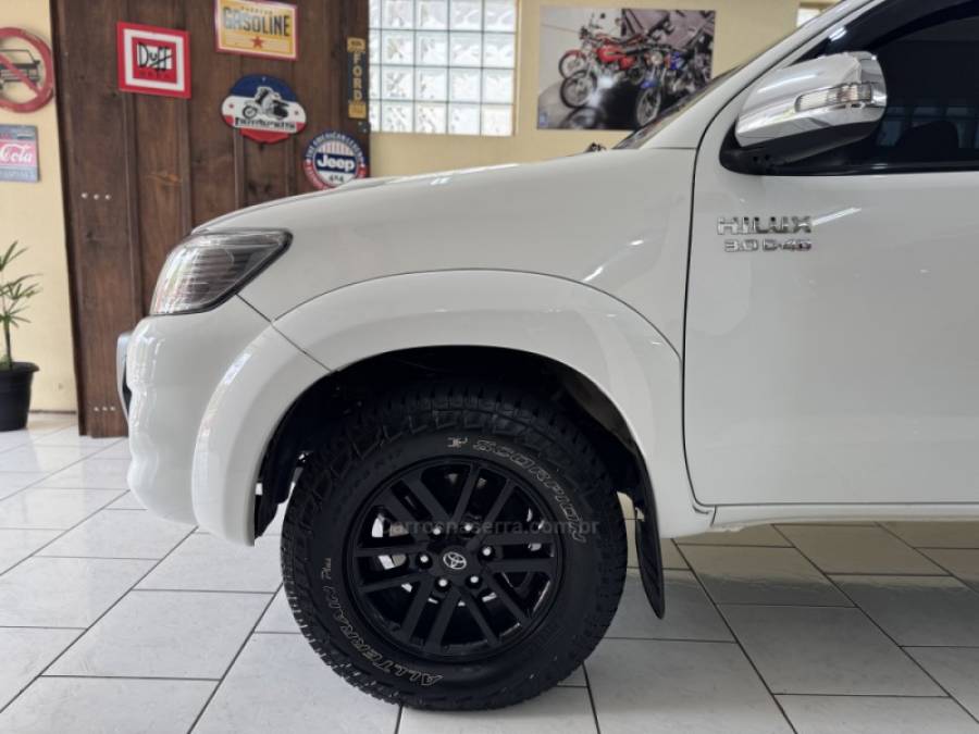 TOYOTA - HILUX - 2014/2014 - Branca - R$ 141.900,00