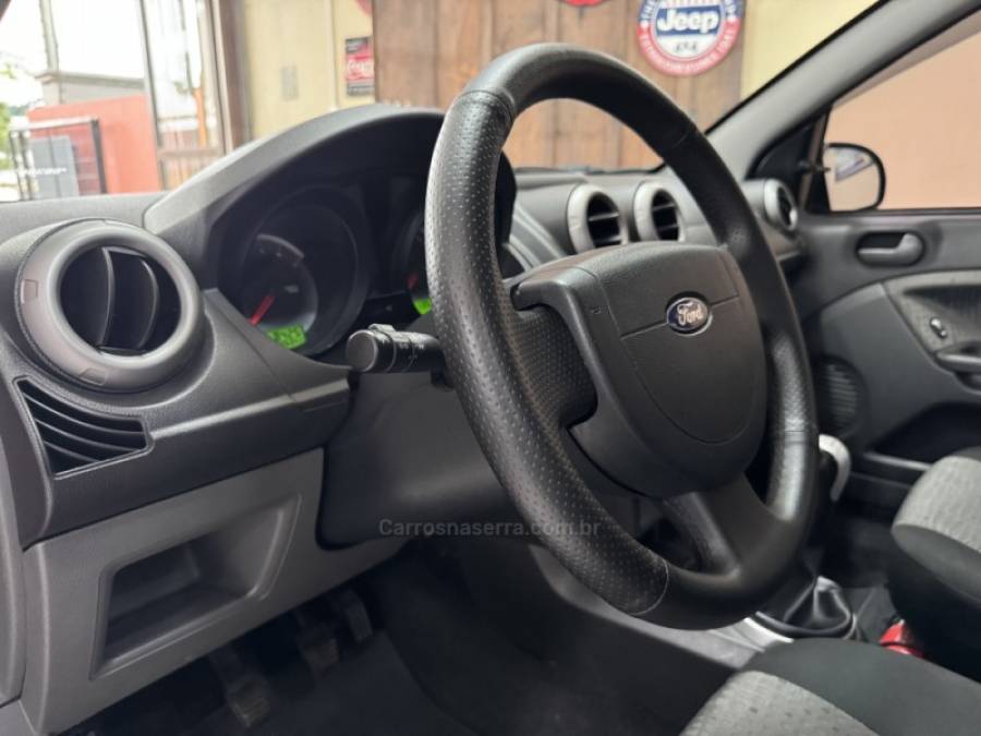 FORD - FIESTA - 2012/2013 - Vermelha - R$ 34.900,00